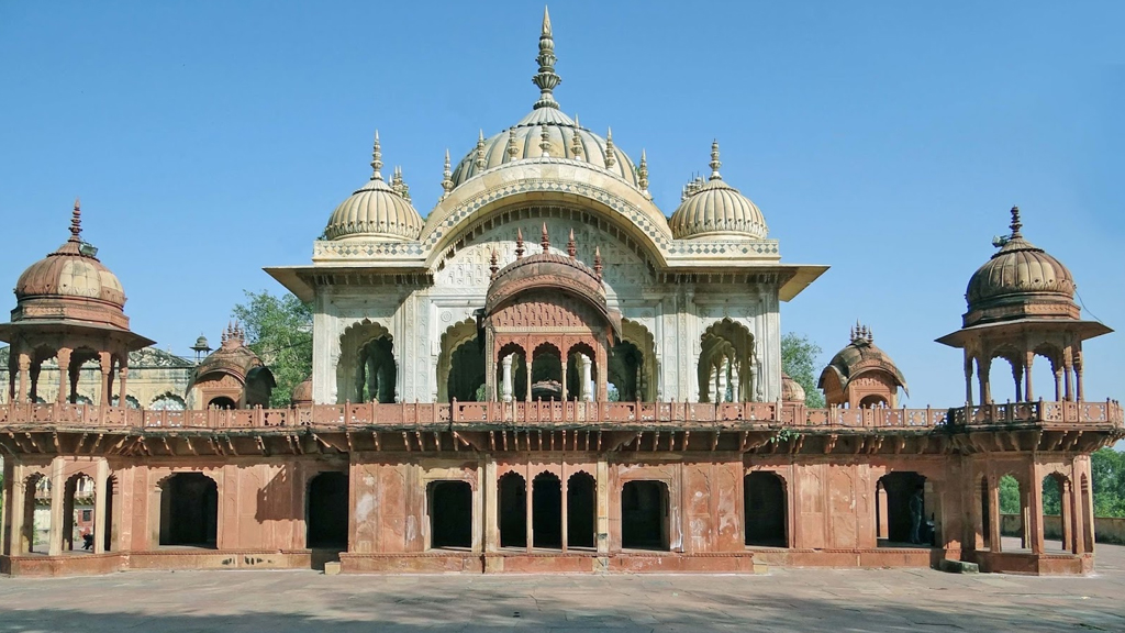 Cycle your way up to Nahargarh Fort