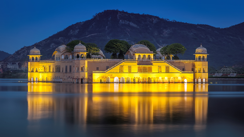Take a stroll around Jal Mahal
