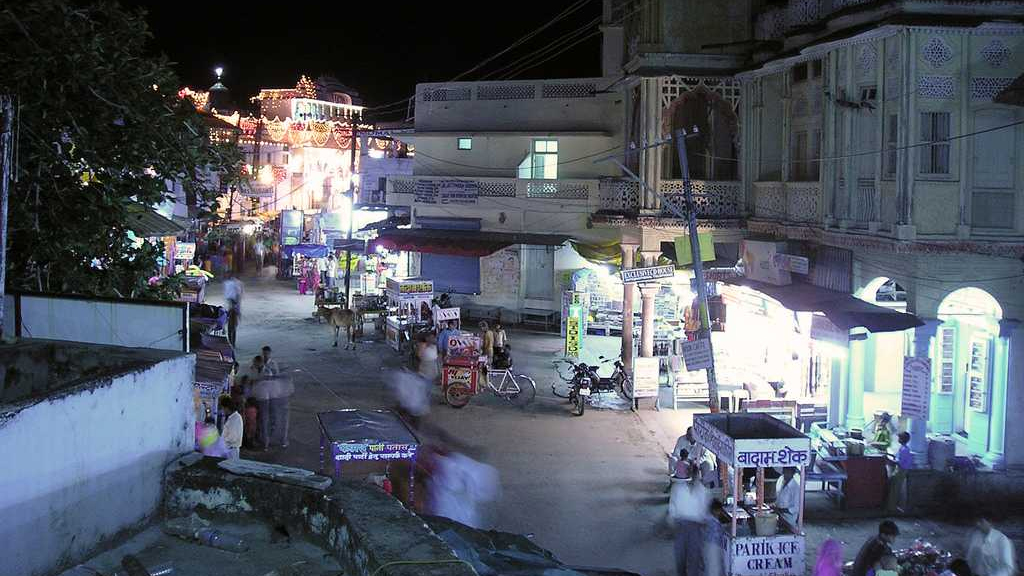 Cycle your way up to Nahargarh Fort