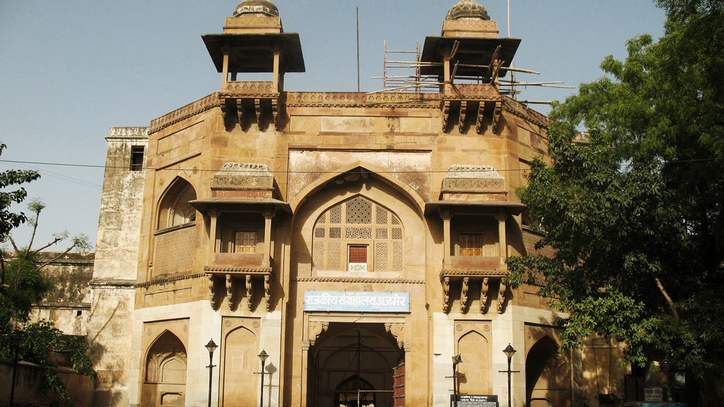 Explore the major temples of Mt Abu