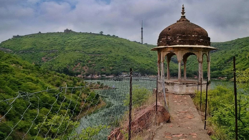 Take a stroll around Jal Mahal