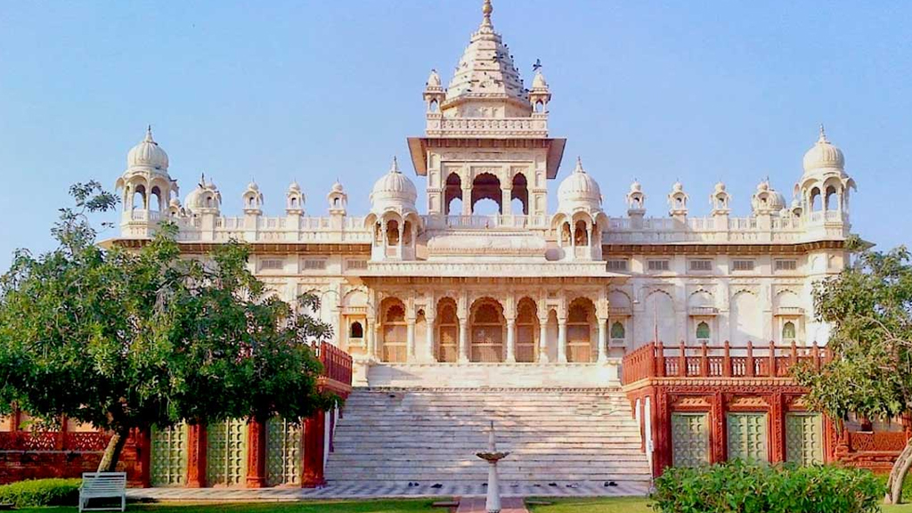 Take a stroll around Jal Mahal